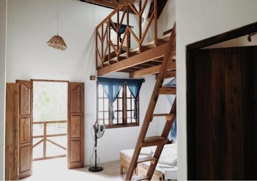 卡尔皮蒂耶Surfpoint Sri Lanka Kite Village的客房设有两张双层床和一扇窗户。