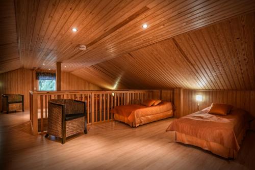 SöderkullaJuhlamenot Oy的小木屋内一间卧室,配有两张床