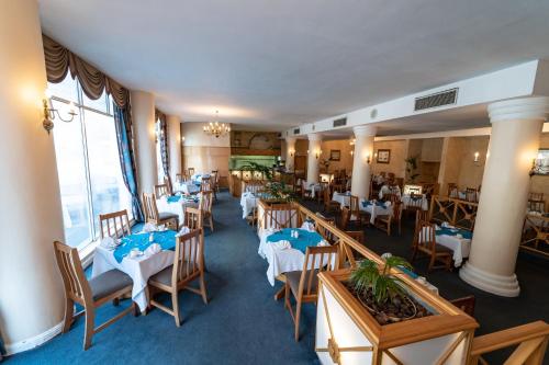 德班康纳古德桑酒店的一间在房间内配有桌椅的餐厅
