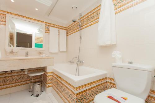坎托维埃尔默拉蒂俱乐部酒店的一间浴室