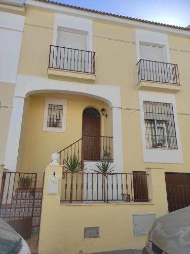 谢拉德埃瓜斯Casa nueva en Urbanización la Biznaga的房屋设有2个阳台和门