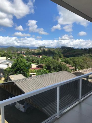 劳鲁米莱Bell vale的房屋的阳台享有风景。