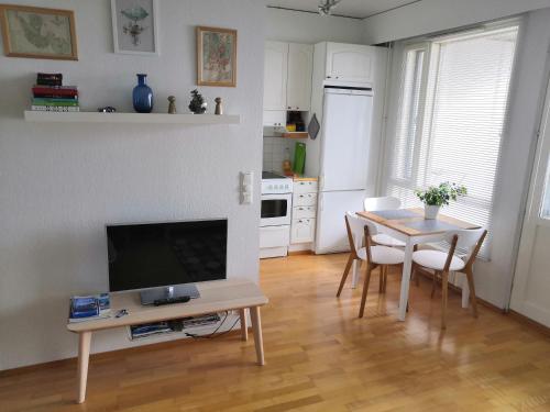 拉彭兰塔Apartment with sauna near the Saimaa lake的客厅配有桌子和电视