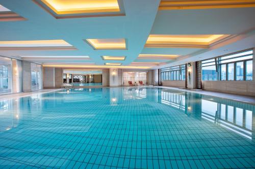 上海上海复旦皇冠假日酒店的一座带大型游泳池的建筑中的游泳池
