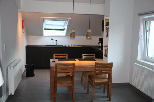 胡法利兹Le Refuge d'Engreux的厨房配有木桌和椅子