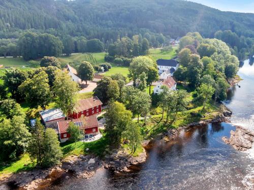 克里斯蒂安桑Boen Gård的享有河边房屋的空中景致