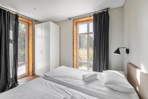 耶德库安特Už Jūrų Marių的一间卧室设有两张床和窗户。