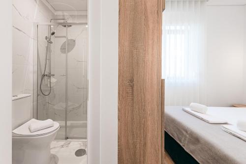 波尔图里约大酒店的带淋浴和卫生间的白色浴室