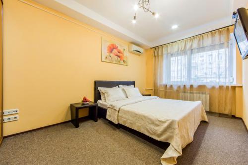 基辅2к квартира біля Олімпійського, Центр的酒店客房设有床和窗户。