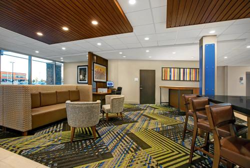 布鲁克菲尔德Holiday Inn Express & Suites - Milwaukee - Brookfield, an IHG Hotel的大堂设有带沙发和椅子的等候室
