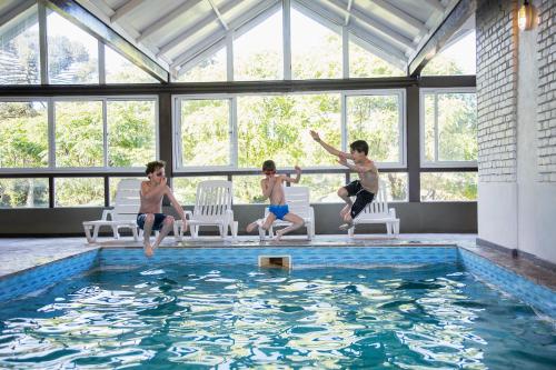 卡内拉卡内拉大酒店的一群男孩在游泳池里跳跃