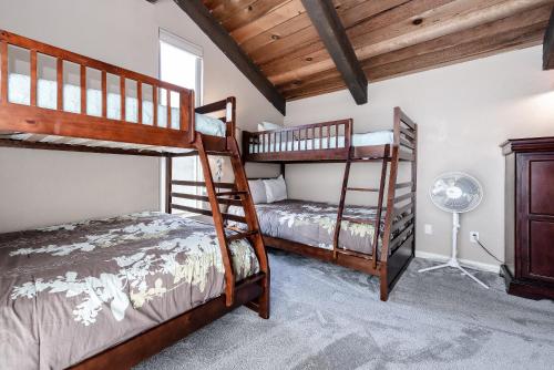 马姆莫斯湖夏慕尼88号度假屋的一间卧室设有两张双层床和风扇