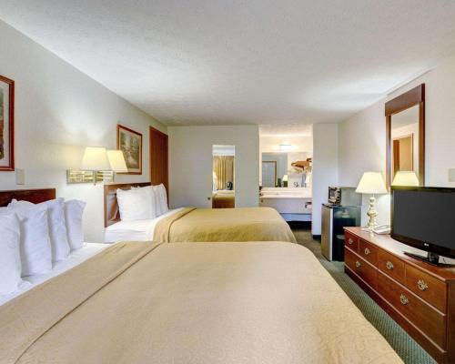 新河峡品质酒店客房内的一张或多张床位