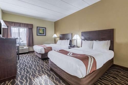 Quality Inn & Suites Southport客房内的一张或多张床位