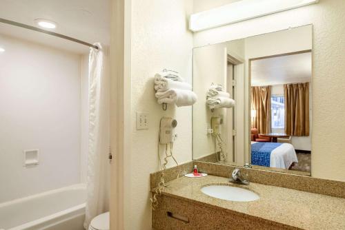 凤凰城Econo Lodge Phoenix North I-17的一间带水槽和镜子的浴室