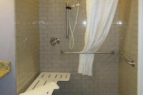 CaldwellQuality Inn & Suites的淋浴设有长凳和淋浴帘
