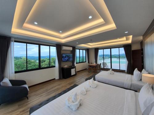 Ban Thap SaiSoidao Good View Resort的酒店客房设有两张床和电视。