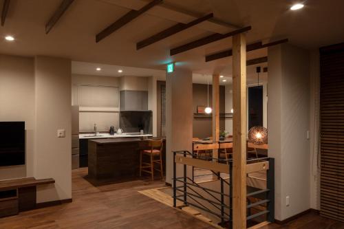 富良野MOKUREN的厨房、带桌子的用餐室和用餐室