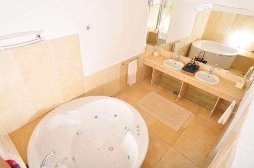 沙姆沙伊赫卡尔顿豪华别墅的带浴缸和两个盥洗盆的浴室