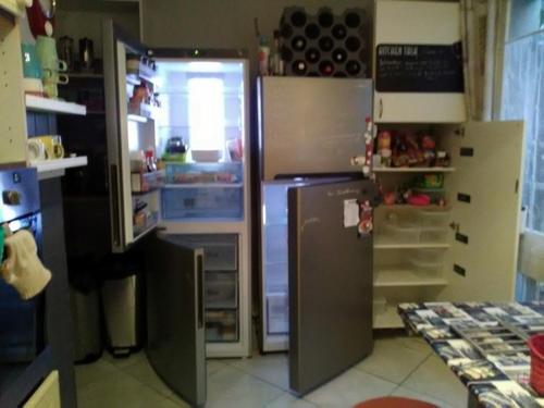 埃希罗莱L'auberge des travailleurs的厨房设有开放式冰箱,门是敞开的。