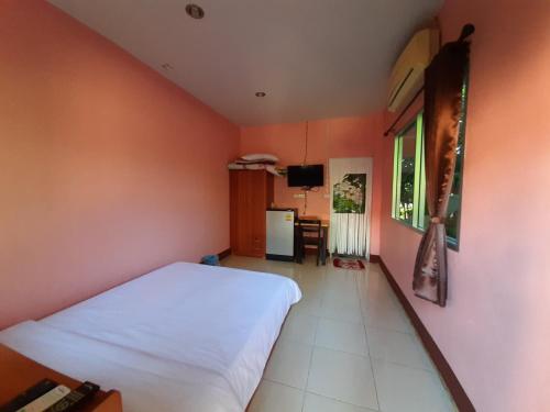Ban Tambon Bang KhaeKhuang Na Farmview的卧室配有白色的床