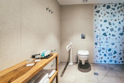 米茨佩·拉蒙Even Derech by Smart Hotels的一间带卫生间和水槽的浴室