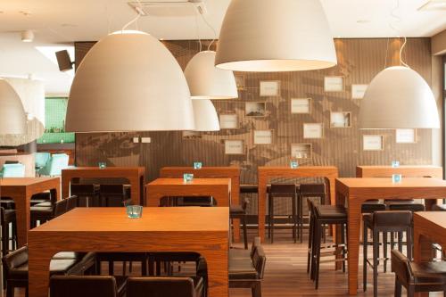 美因河畔法兰克福法兰克福展览一号汽车旅馆的一间带桌椅和灯光的餐厅