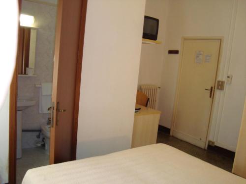利沃诺Giappone Inn Flat的小房间设有一张床和一间浴室