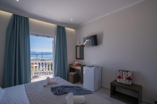 PetritíChristina Beachfront Rooms By Hotelius的一间卧室配有一张床,享有海景