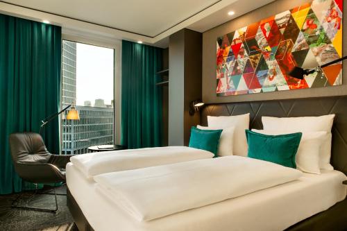 美因河畔法兰克福Motel One Frankfurt-Römer的配有绿窗帘的酒店客房的两张床