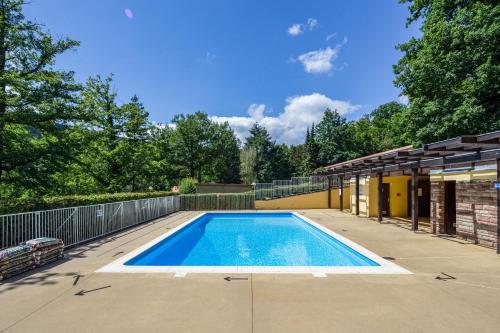 BoerschWellholidays 19 - studio balnéo et terrasse piscine的一座房子后院的游泳池