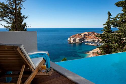 杜布罗夫尼克Villa T Dubrovnik - Wellness and Spa Luxury Villa with spectacular Old Town view的海景游泳池