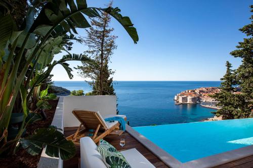 杜布罗夫尼克Villa T Dubrovnik - Wellness and Spa Luxury Villa with spectacular Old Town view的带游泳池的别墅享有海景。