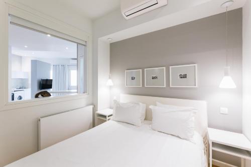 塞萨洛尼基Lori Margariti Sea View Flat的白色的卧室设有床和窗户
