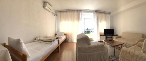 斯特鲁加Hotel Venecia Apartments的客房设有床、椅子和窗户。
