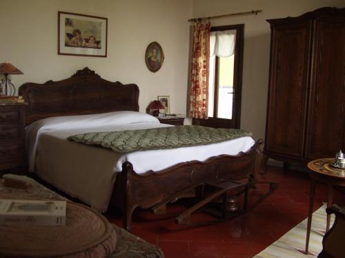 亚历山德里亚B&B Casa Manuelli的一间卧室配有一张床、一个梳妆台和一扇窗户。