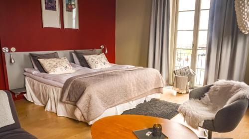锡姆里斯港Maritim Hotell & Krog的一间卧室配有一张床和一把椅子