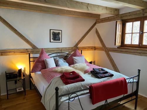 莱希河畔兰茨贝格Chalet Landsberg的一间卧室配有带枕头的床