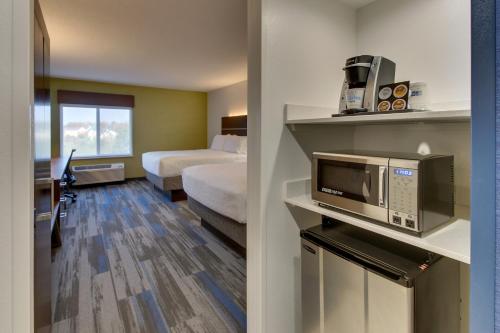 菲什基尔Holiday Inn Express Fishkill, an IHG Hotel的酒店客房配有两张床和微波炉。