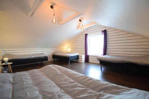 基律纳Big Apartment in central Kiruna 5的阁楼间 - 带床和窗户