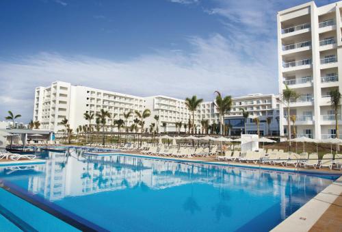 普拉亚布兰卡Riu Playa Blanca - All Inclusive的酒店前方的大型游泳池