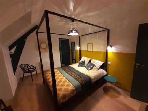 多尔德布列塔尼Chambres d`hôtes Domaine des Haies的一间卧室,卧室内配有一张天蓬床