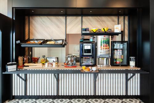 泰昂维B&B HOTEL Thionville Centre Gare的冰箱的柜台和一些食物