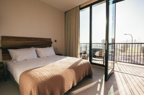 米茨佩·拉蒙Even Derech by Smart Hotels的一间卧室设有一张床和一个阳台