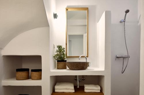 KolympithresAcron Villas Paros的一间带水槽和镜子的浴室