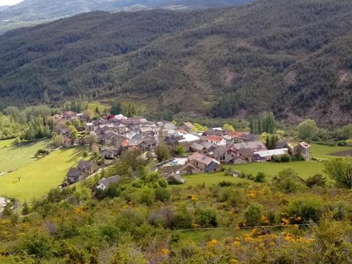 AísaCasa del Arco的享有山脉村庄的空中景致