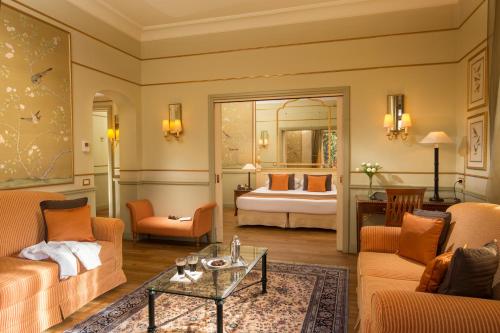 罗马德格里阿蓝希酒店的客厅设有一间卧室,配有一张床