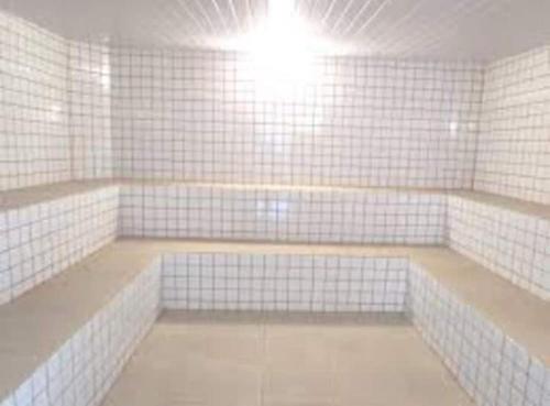迈林克Catarina Chalé - Cond Clube的一间设有白色瓷砖墙壁和光线的房间