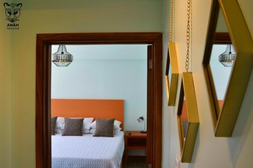 危地马拉Apartamentos el Prado en Zona 1 - ANAH hotel group的一间卧室配有一张床和镜子