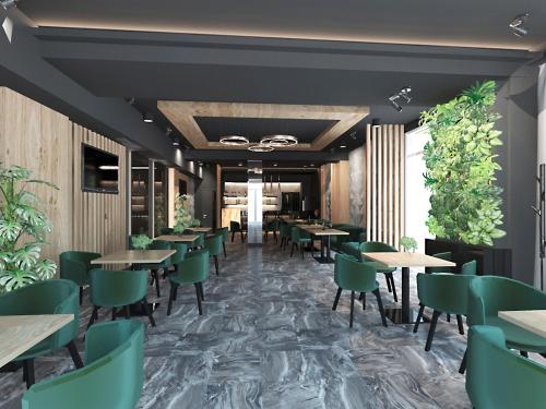 Zbruch Palace Hotel的带有桌子和绿色椅子的餐厅的 ⁇ 染